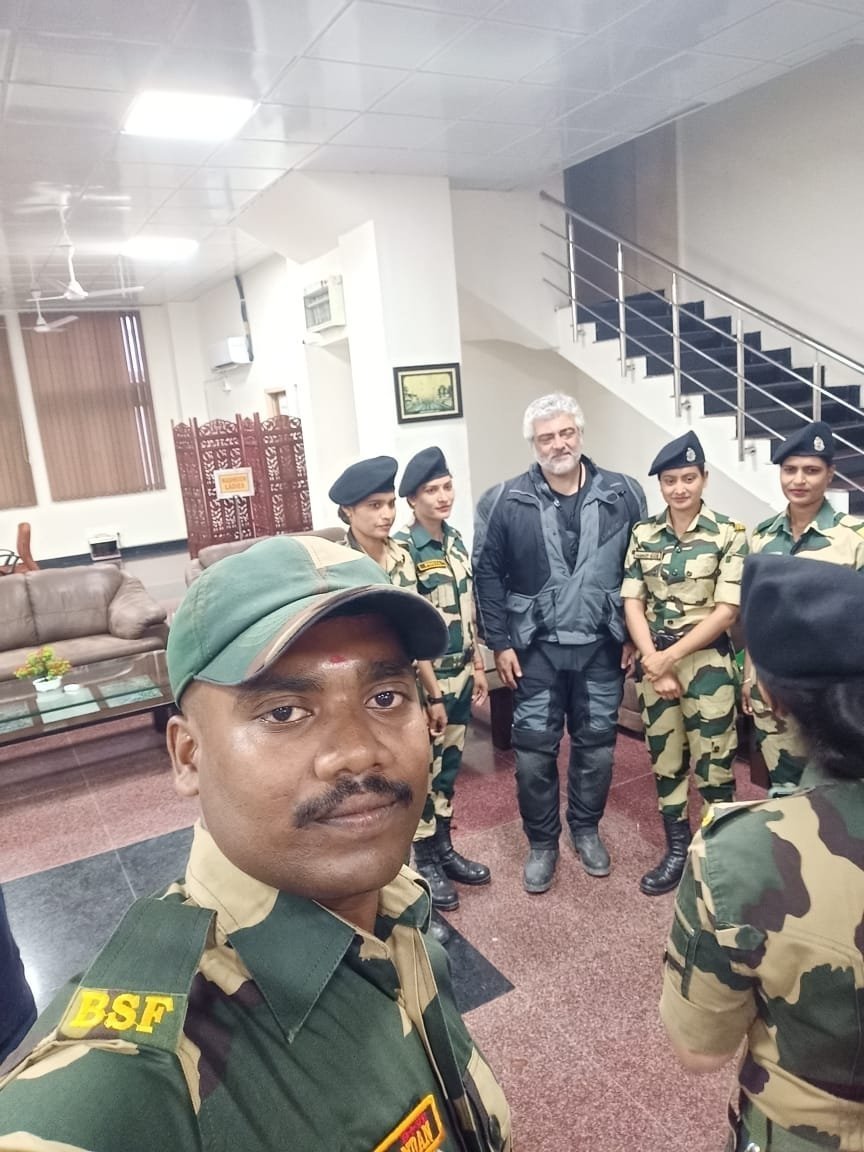 TFC_mass's tweet photo. Thala #Ajithkumar With ARMY Officers On Border ! 

#Valimai #Thala 🇮🇳🇮🇳🇮🇳 https://t.co/nyYgQ1LKVt