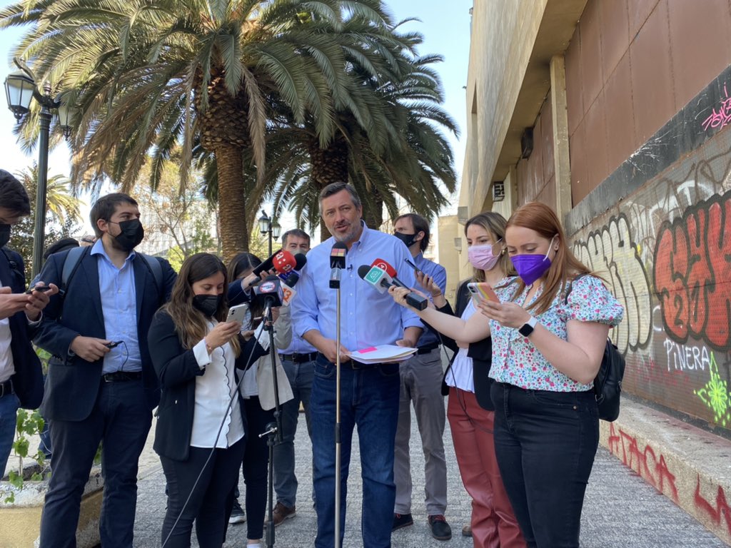 sebastiansichel's tweet photo. Punto de Prensa #SichelContigo en Zona Cero. “hay sectores políticos que creen que la la violencia es el camino. El candidato como Gabriel Boric insultó a militares y la candidata Yasna Provoste propuso un indulto a delincuentes”. https://t.co/mt8llag5q8
