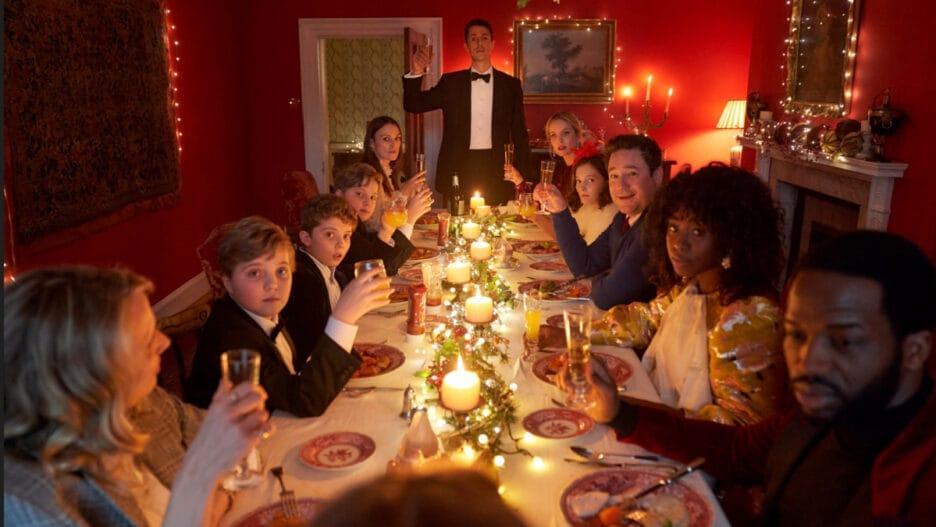 osunamarc's tweet photo. La directora Camille Griffin triunfa en el festival con #silentnight una brillante comedia negra que nos invita a preparar la cena navideña para los invitados al apocalipsis. Con puro humor británico, esta cinta nos invita a reflexionar sobre las relaciones humanas @sitges2021 https://t.co/CIywILY1qx