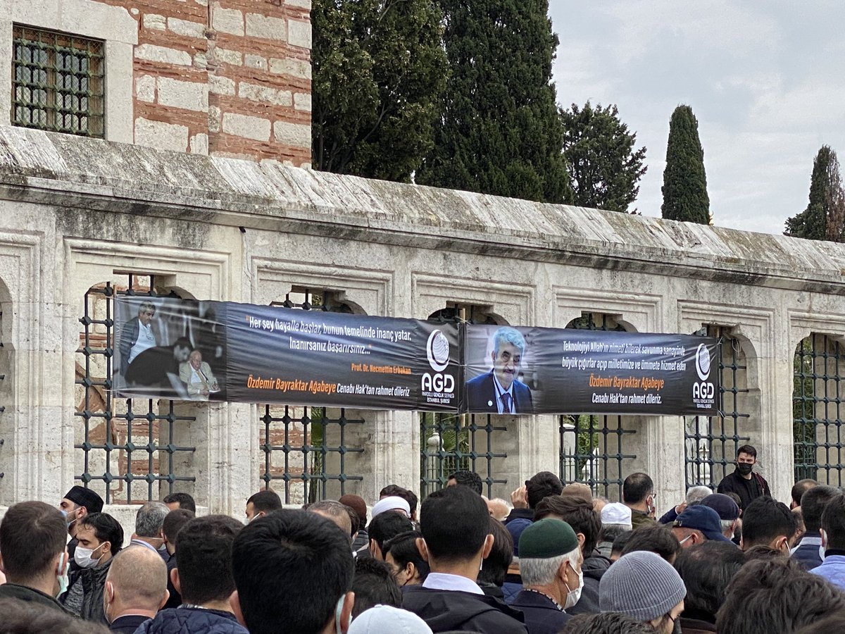 Özdemir Bayraktar Ağabeyin cenazesine katılarak son vazifemizi yerine getirdik. Yapmış olduğu hizmetler ve bıraktığı eserler sadakayı cariyesi olsun, Cenabı Hak makamını âli eylesin.