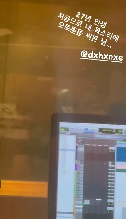 NewWorId_VlCTON's tweet photo. yesterday we know byungchan, chan and seungsik are in the studio recording for something. today we know that hanse was also there from seungsik's ig

what gets me is picture sik posted. there's only one victon who draws hearts like that + swoo was in the building earlier https://t.co/fN6WlRnW5H