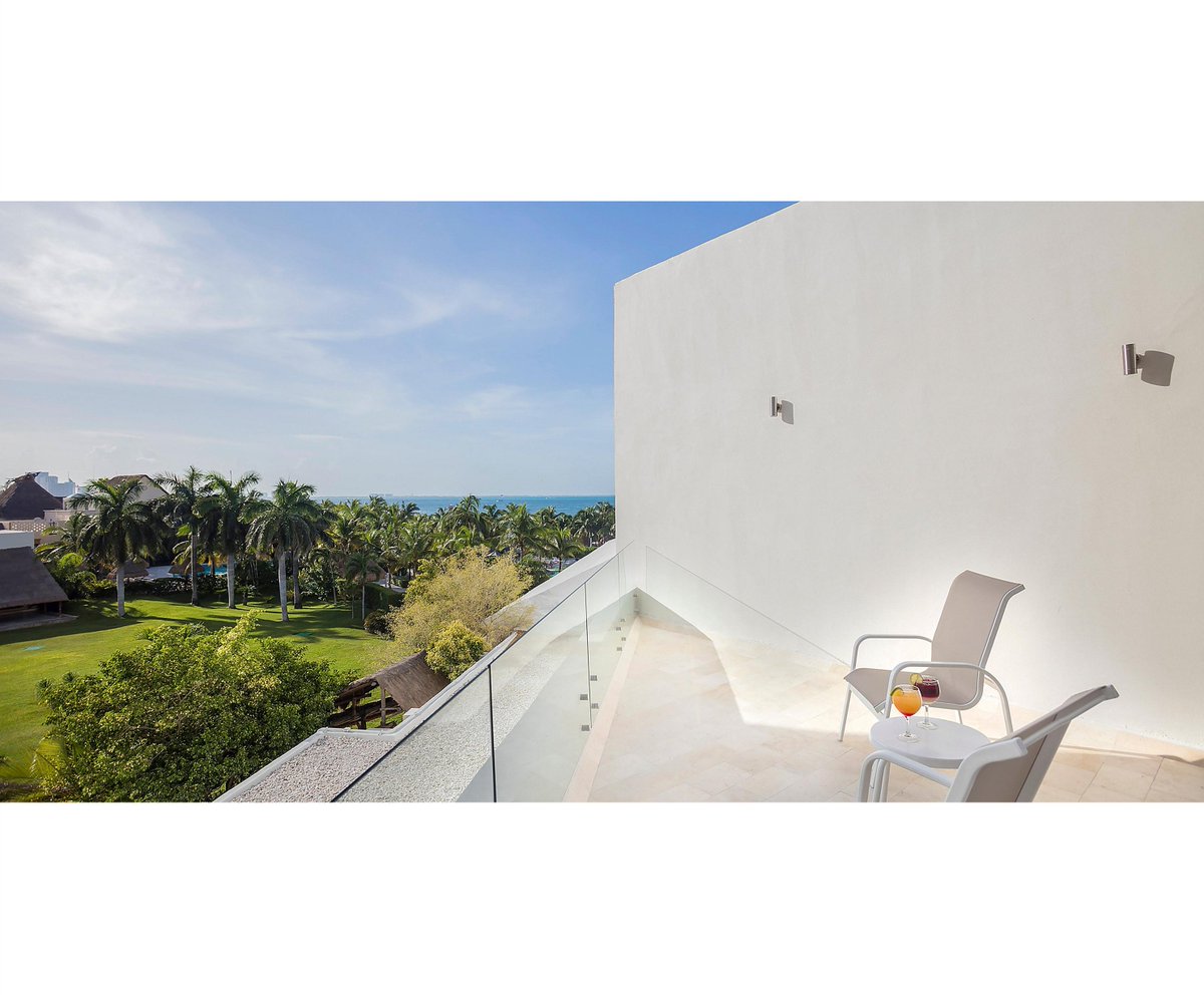 ApexTravelGear's tweet photo. Save on a romantic getaway to Cancun! Set on a picture-perfect beach, the resort's magnificent location lets you dive straight into the transforming ambiance of the Caribbean
.
https://t.co/eobInhyR1h
.
#hotels #romanticgetaway #hoteldeals #tripdeals #cancun #travel #rewards https://t.co/FuFBHKO7VU