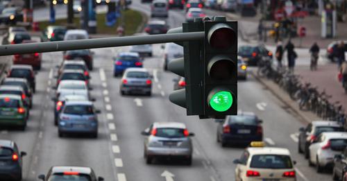 StudioDAgency's tweet image. Good news for #commuters! #Smart traffic lights could soon reduce our drive (or idle) time and #CarbonFootprint to boot! bit.ly/3pimLmg