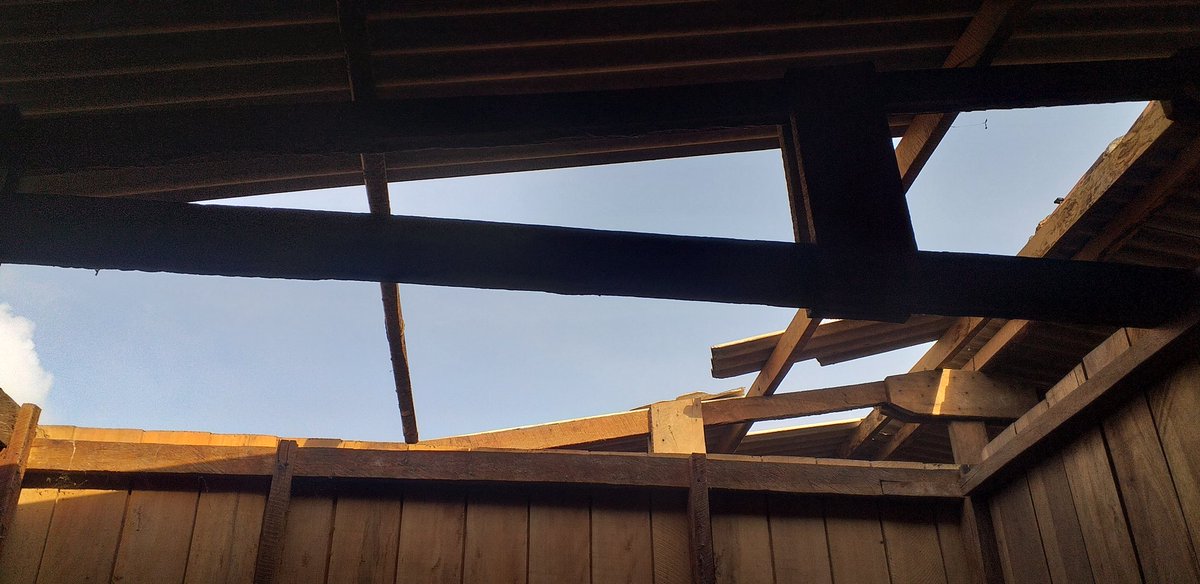 Nessa tarde desta segunda feira o município de Vitória do Jari, foi surpreendido com uma grande tempestade, com vento forte e chuva, que causou um grande prejuízo à população.

Sejamos forte para superar esse momento.