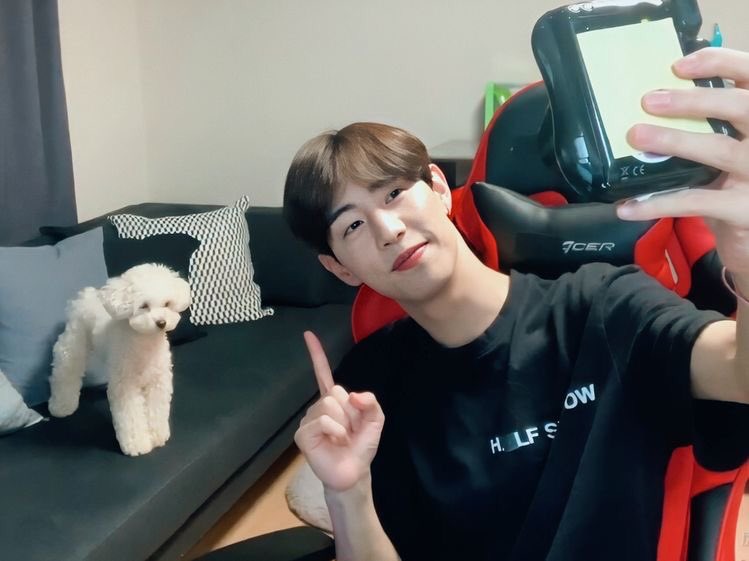 tuanofseven's tweet photo. mark and milo 🥺 https://t.co/wgmzlp38Iv