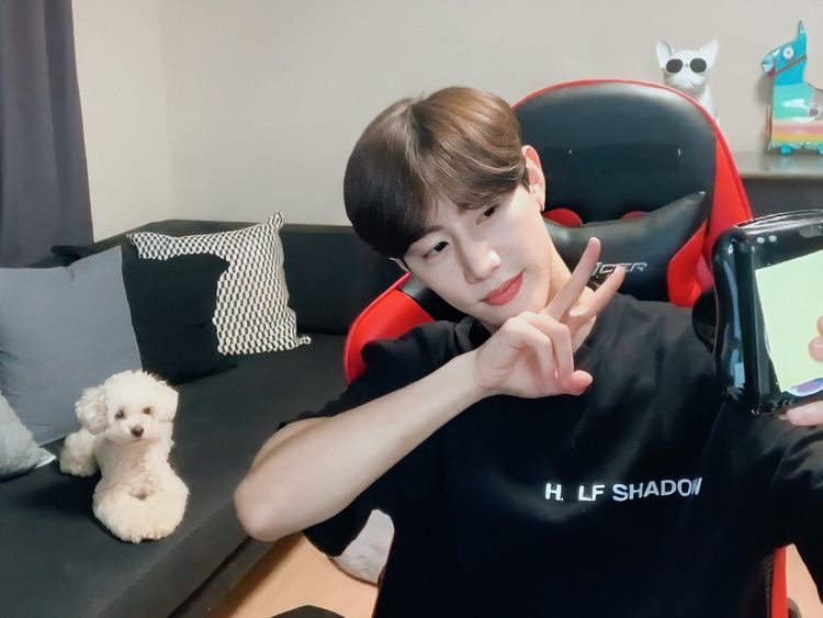 tuanofseven's tweet photo. mark and milo 🥺 https://t.co/wgmzlp38Iv