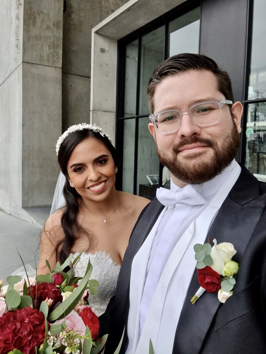 _dianagp's tweet photo. Ver estas fotos el día de hoy en mi celular me recuerdan que valió la pena todas esas desveladas, estrés, esfuerzo, trabajo, etc y sin duda lo volvería a hacer 🤍👰🏽‍♀️🤵🏼‍♂️ https://t.co/gtf2NvDkyo