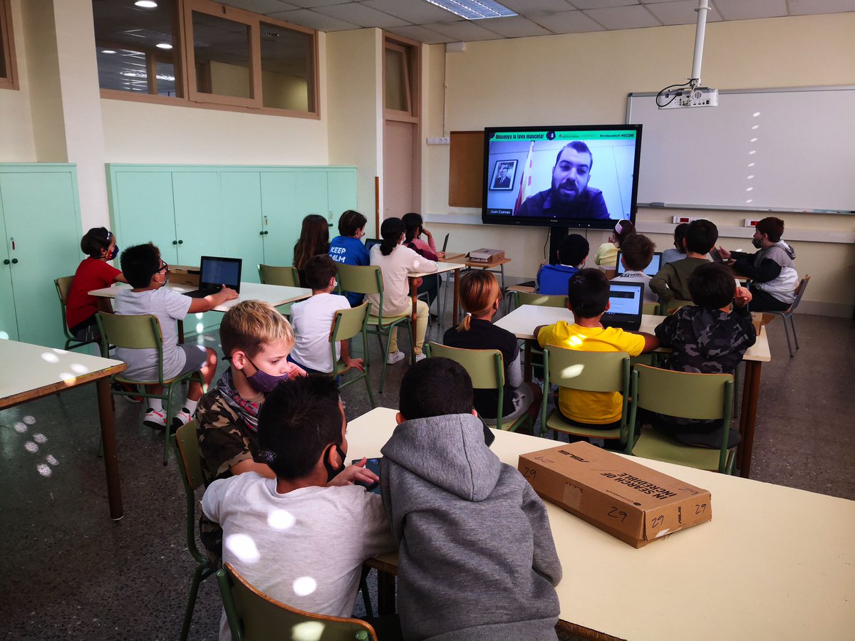 EscolaRocafonda's tweet photo. L’alumnat de cicle superior han participat al repte ‘Dissenya la teva mascota ’ organitzat en la Jornada Lúdica @codeweekEU . Han escollit el seu nivell per crear una mascota amb @scratch i @microbit. Ens ho hem passat molt bé #Codeweek #Codeweek21 #codeweekcat #DGIDRE #STEAMcat https://t.co/7FZpZVp4VZ