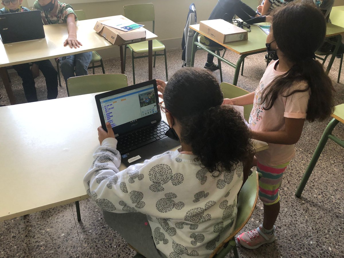 EscolaRocafonda's tweet photo. L’alumnat de cicle superior han participat al repte ‘Dissenya la teva mascota ’ organitzat en la Jornada Lúdica @codeweekEU . Han escollit el seu nivell per crear una mascota amb @scratch i @microbit. Ens ho hem passat molt bé #Codeweek #Codeweek21 #codeweekcat #DGIDRE #STEAMcat https://t.co/7FZpZVp4VZ