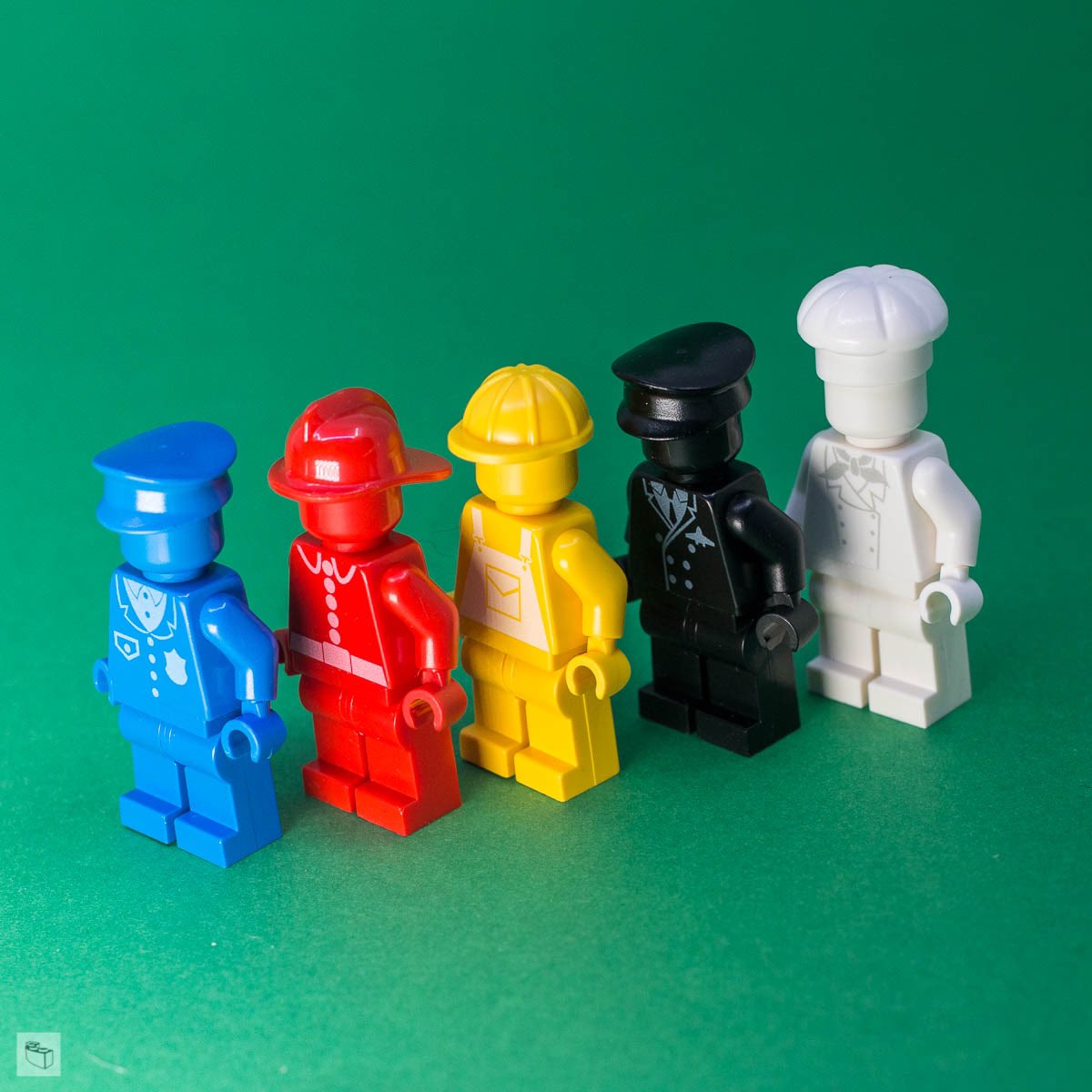 ramblingbrick's tweet image. Check out these great monochrome minifigures from JumperPlate.  Striking colours, and prints based on classic 90s torso designs. 
Checkout my review at ramblingbrick.com/2021/10/20/jum…
And while you’re there, check out our giveaway… it’s closing soon.  #90slego