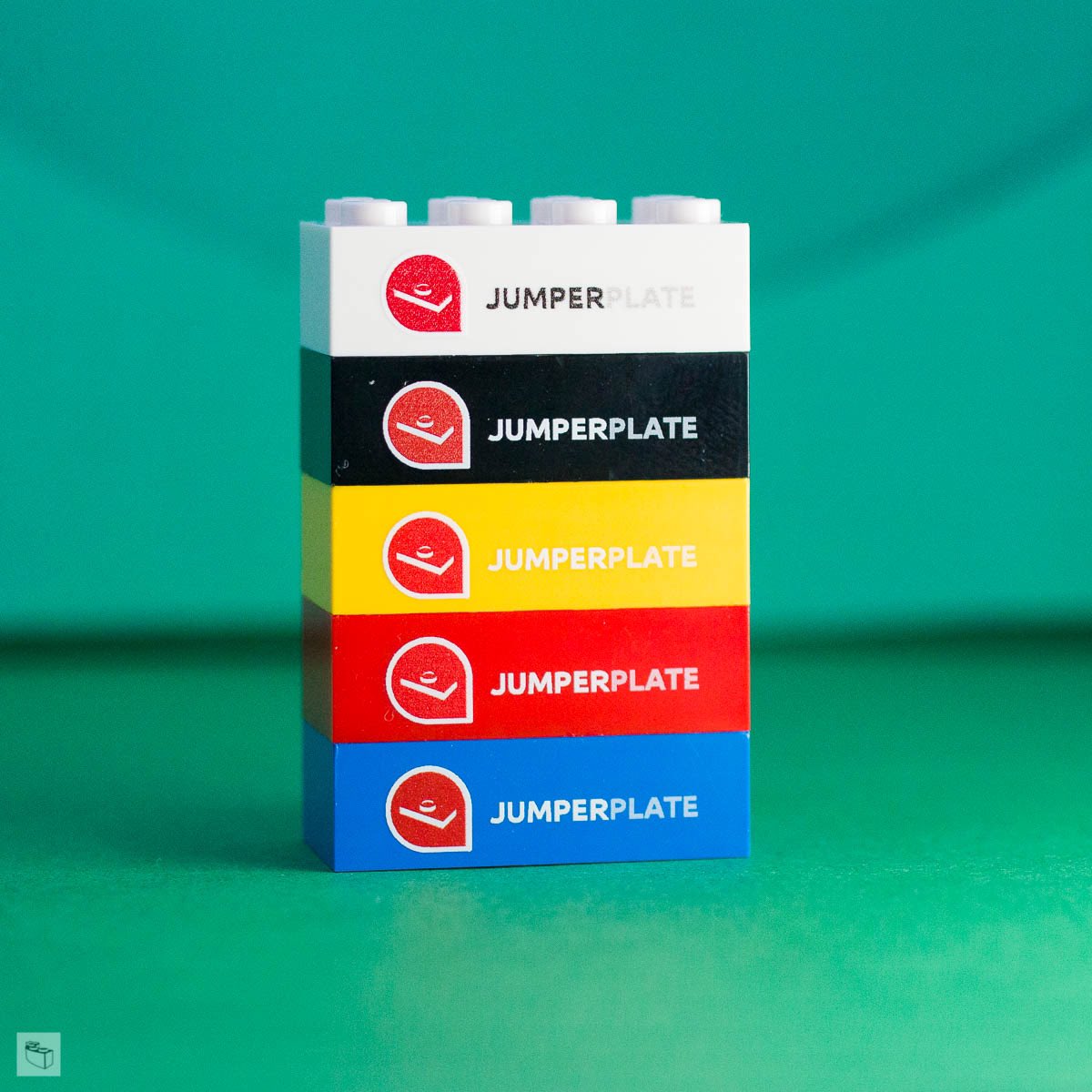 ramblingbrick's tweet image. Check out these great monochrome minifigures from JumperPlate.  Striking colours, and prints based on classic 90s torso designs. 
Checkout my review at ramblingbrick.com/2021/10/20/jum…
And while you’re there, check out our giveaway… it’s closing soon.  #90slego