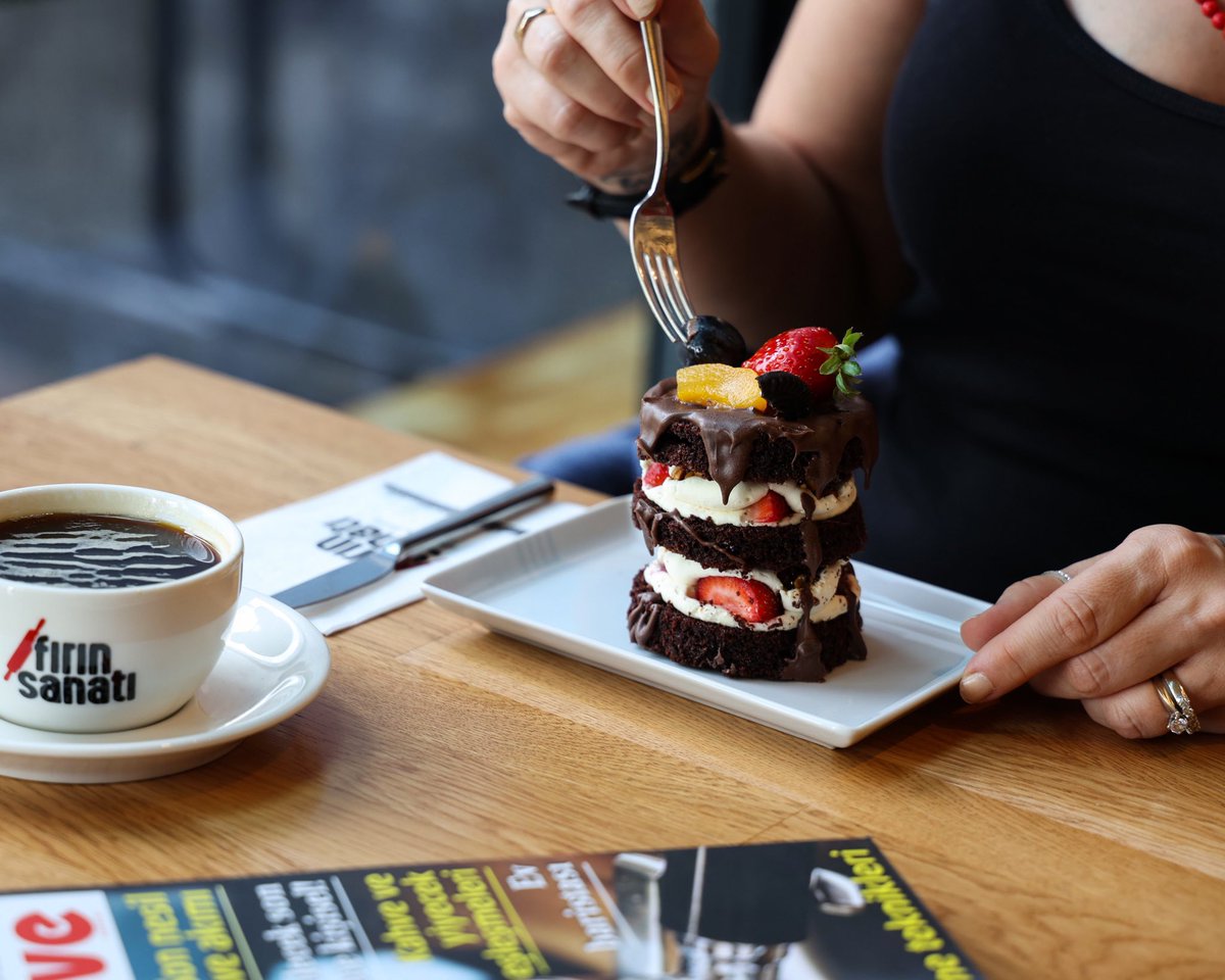 firinsanati's tweet photo. Günün finalinde kendini ödüllendirenler 🍰☕️🍰
•

#pasta #dilimpasta #pastrylife #pastrylove #chocalatecake #fridaymood #anatoliummarmara #anatoliummarmaraavm #firinsanati #cakedecorating #cakedesign https://t.co/wF3GEFXvSP