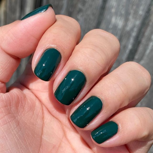 essie's tweet photo. the deep green of our dreams ๐ @mylacqueredlife is stunning in shade #offtropic https://t.co/3d9lUZqjkJ
