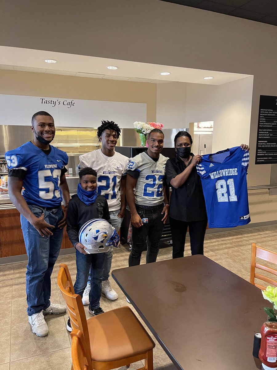 RChinyoung's tweet photo. Today was a special morning. We got the opportunity to bless a very special member of our Willowridge Family. 

Mrs Angela Bowman, owner of Tasty’s Restaurant located at 12301 Kurland Dr.
Houston, Texas 77034

Congratulations on your grand opening! #GoEagles https://t.co/Ngo4qnYf3K