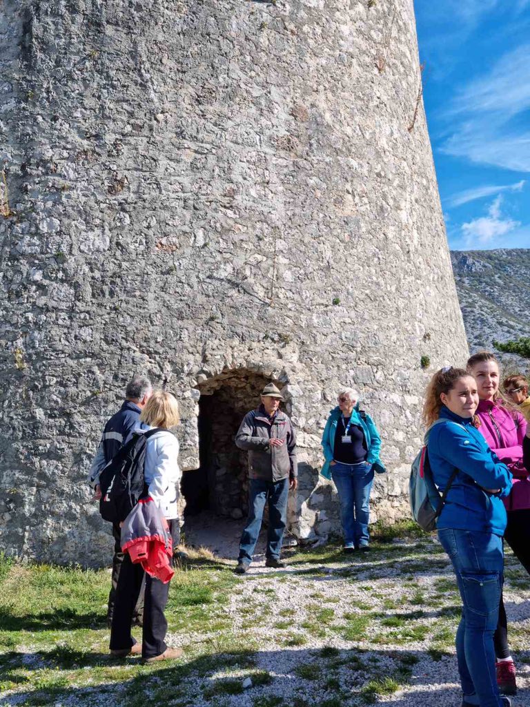 frankopanieu's tweet photo. U subotu se održala još jedna interpretacijska šetnja pod nazivom “Hodeć puten naših starih” u sklopu koje su sudionici programa posjetiti i frankopanski Kaštel #Drivenik! Ima li ljepšega od baštine koja živi?! 🧡
#frankopani #vinodol #pgž #culturalroute #interpretivewalks https://t.co/h4LxZM90C0