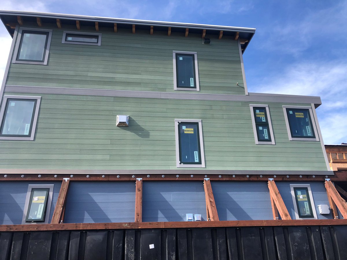 Jain_Building's tweet photo. Ahoy there! Up ahead are these Happy (Boat) Homeowners! They can appreciate that their siding will not absorb moisture and rot as they dock on this lovely Cali Coast and watch many setting sunsets! 🌅 (shown in Coastal Plain &amp; Bracing Blue)

#craftsmanship #siding #houseboat https://t.co/sH5ygHfwwW