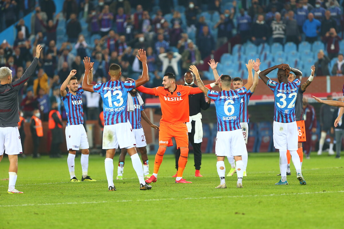 1 - Bu sezon Süper Lig'de en fazla gol atan (19), isabetli şut çeken (59), gol beklentisi yakalayan (17.12 xG) ve hücum bölgesinde isabetli pas yapan (907) takım <a href="/Trabzonspor/">Trabzonspor</a>. Kolbastı.