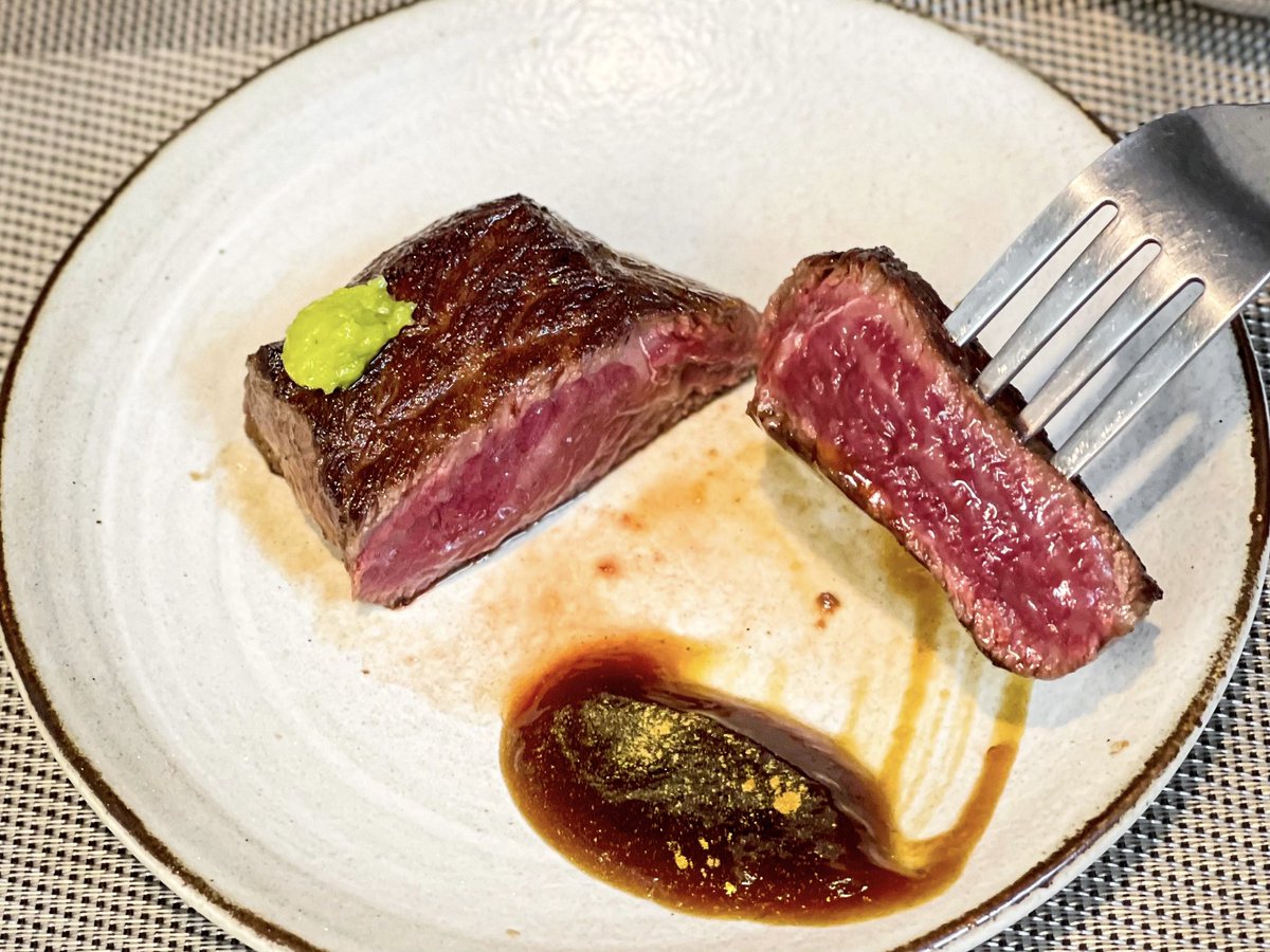 eatindeed's tweet photo. มากิน Chef Table ราคามิตรภาพที่ร้าน food_hub_home เจริญนคร20 ตอนนี้คิวยาวไปถึงสิ้นปี เราเลือกเป็น set เนื้อ 🐮🐮 ราคา 1,250฿ เพิ่มเป็นแบบ Exclusive Set อีก 300฿ ได้อาหารทั้งหมด 9 คอร์ส ส่วนตัวชอบเมนู A4 Wagyu Steak เชฟทำมาเป็นแบบ Medium Rare อร่อยดีเลยนะ @aroii #อร่อย https://t.co/8DRToh4aG5