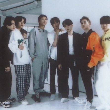 eddOExCFMlKBuvg's tweet photo. How to ถ่ายรูปหมู่อย่างไรไห้เป็นรูปคู่💞💕#kookv https://t.co/sMHBedZfOd