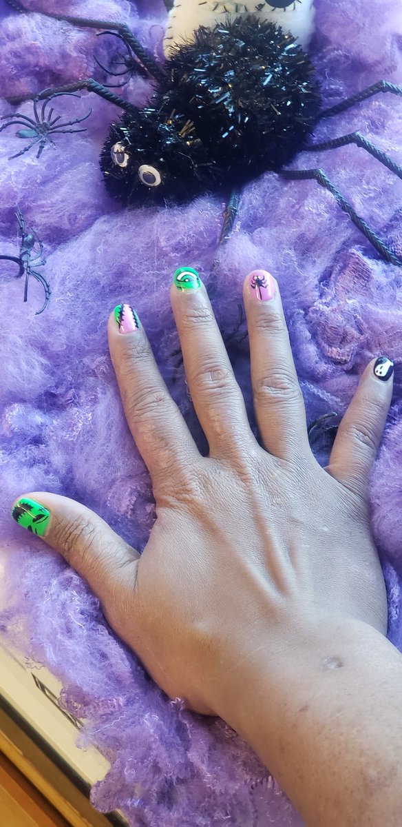 Chynadoll7645's tweet photo. Still loving my halloween nails 💅 🎃💀 https://t.co/iqq0gTLx3m