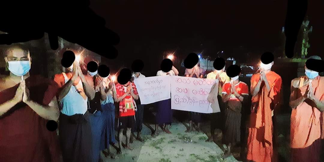 SinkyalA's tweet photo. Despite having difficulties, the Pyigyitakun’s evening strike led by a monk who is charged under section 505 (A) , was continued successfully tonight.   #WhatsHappeningInMyanmar #Oct19Coup #HelpMyanmarIDPs https://t.co/oW9RTTpa7A