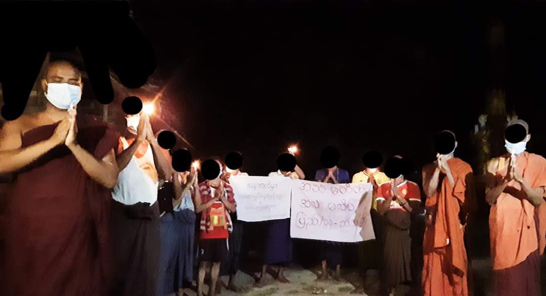 SinkyalA's tweet photo. Despite having difficulties, the Pyigyitakun’s evening strike led by a monk who is charged under section 505 (A) , was continued successfully tonight.   #WhatsHappeningInMyanmar #Oct19Coup #HelpMyanmarIDPs https://t.co/oW9RTTpa7A
