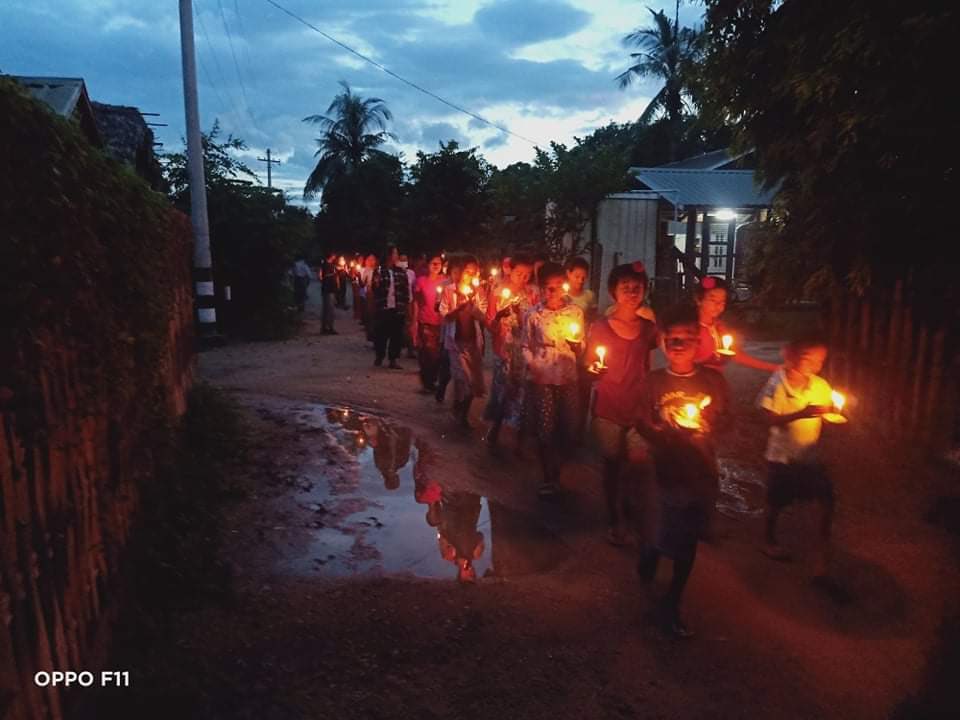 SinkyalA's tweet photo. Residents and protesters from Kyatsarkya village, on the other bank of Monywa, rallied today in voicing out their oppositions to Illegitimate Military ruling.   #WhatsHappeningInMyanmar #Oct19Coup #HelpMyanmarIDPs https://t.co/LqticV6pzQ