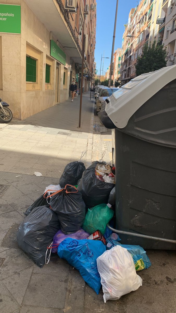 fmartin_pato's tweet photo. Desde el barrio de los Pajaritos un contenedor pide auxilio @Granada_Limpia @aytogr https://t.co/DACJ75cnUJ
