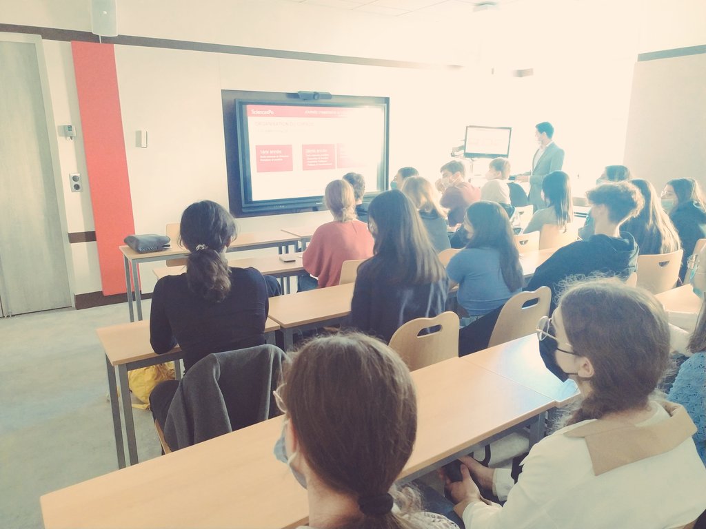 CDISembat's tweet photo. Les élèves de l'atelier Sciences Po en visite sur le campus de Paris ! @LyceesSembat @sciencespo https://t.co/K9OBurFQKF