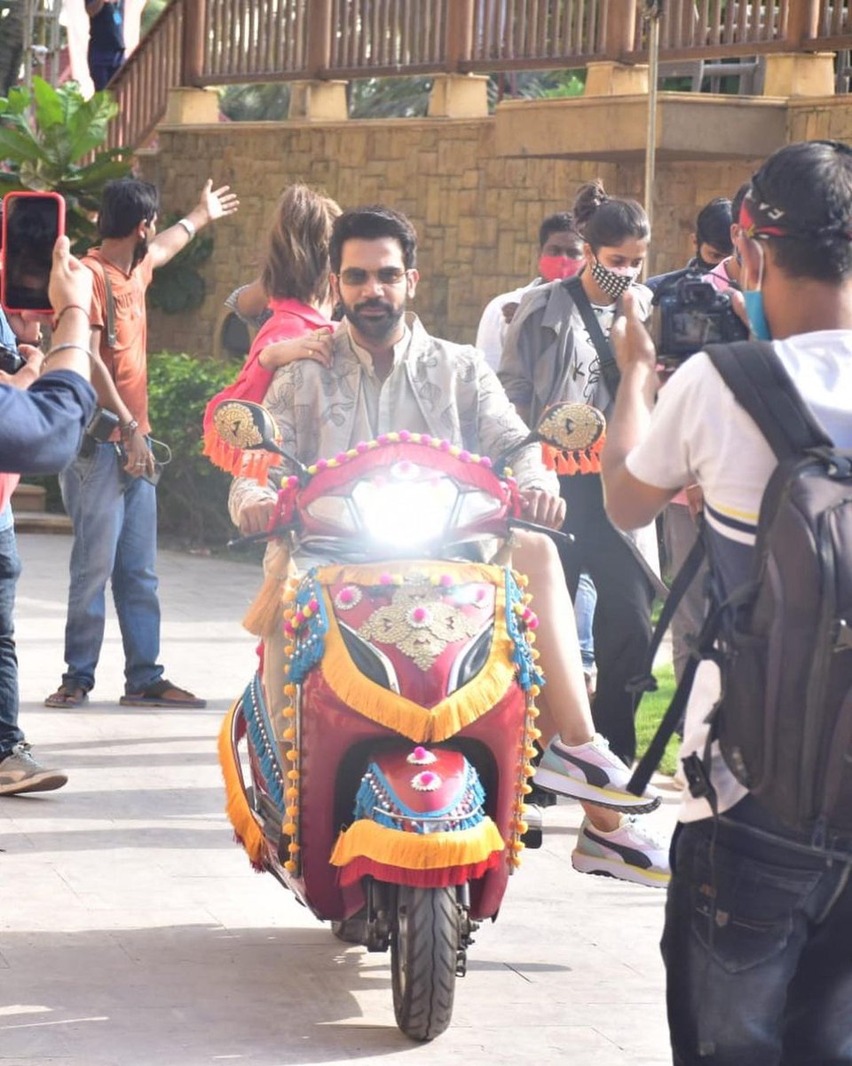 BollywoodSociet's tweet photo. Rajkumar Rao and Kriti Sanon get spotted while promoting their upcoming film "Hum Do Humare Do"
Have a look on their fun scooty ride in Mumbai❤
@RajkummarRao
@kritisanon
#HumDoHumareDo #humdohamaredotrailer #RajkummarRao #KritiSanon #promoting #promotions #bollywoodmovie https://t.co/hgkk7Ifhb1