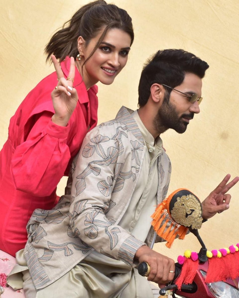 BollywoodSociet's tweet photo. Rajkumar Rao and Kriti Sanon get spotted while promoting their upcoming film "Hum Do Humare Do"
Have a look on their fun scooty ride in Mumbai❤
@RajkummarRao
@kritisanon
#HumDoHumareDo #humdohamaredotrailer #RajkummarRao #KritiSanon #promoting #promotions #bollywoodmovie https://t.co/hgkk7Ifhb1