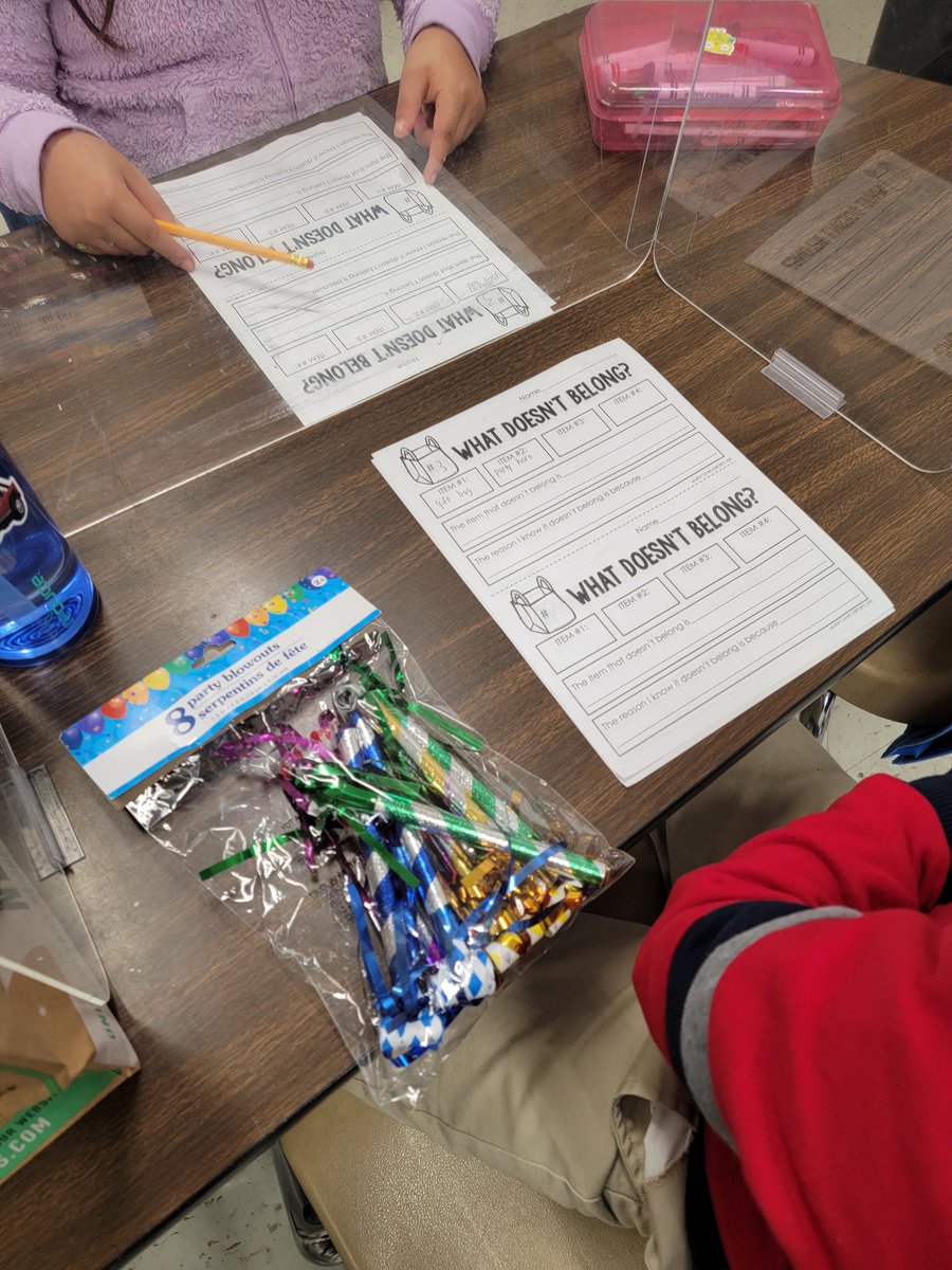 LDZ_FAM's tweet photo. Learning main idea with mystery bags in 2nd grade! @LDZ_Principal @LDZEagles https://t.co/Ut9Ez2IDYi