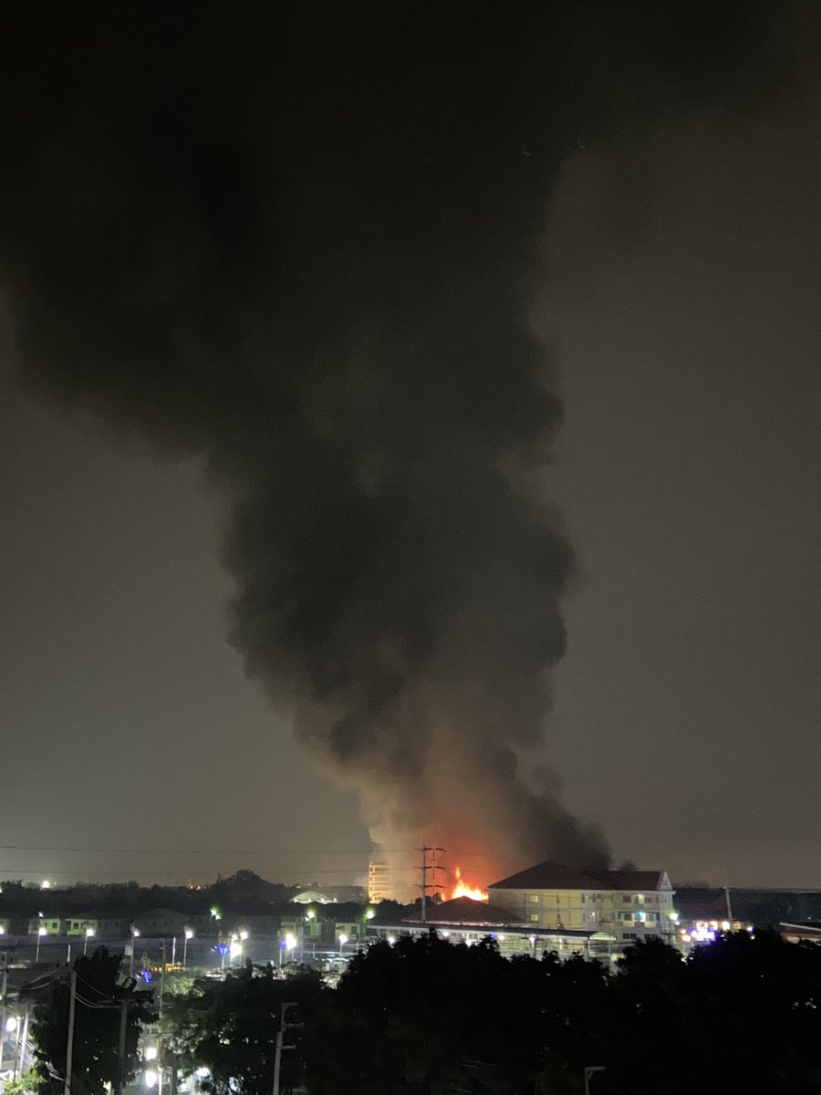 iam_memind's tweet image. ไฟไหม้อีกแล้ว ภาพถ่ายจากระเบียงเรา ซอยกิ่งแก้ว 16 #ไฟไหม้กิ่งแก้ว