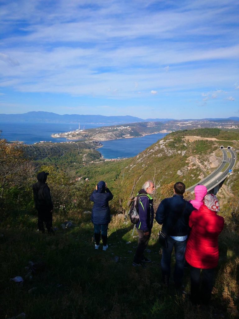 frankopanieu's tweet photo. Šetnje su zakon, a posebno one koje uključuju frankopanske lokacije iz naše Rute! ❤️
Još jedna lijepa aktivnost održana prošloga vikenda koja je također uključivala posjet Kaštelu Drivenik, ali i Starom gradu Hreljinu! 😊
#frankopani #drivenik #hreljin #culturalroute #pgž https://t.co/VnDqSXEd3h