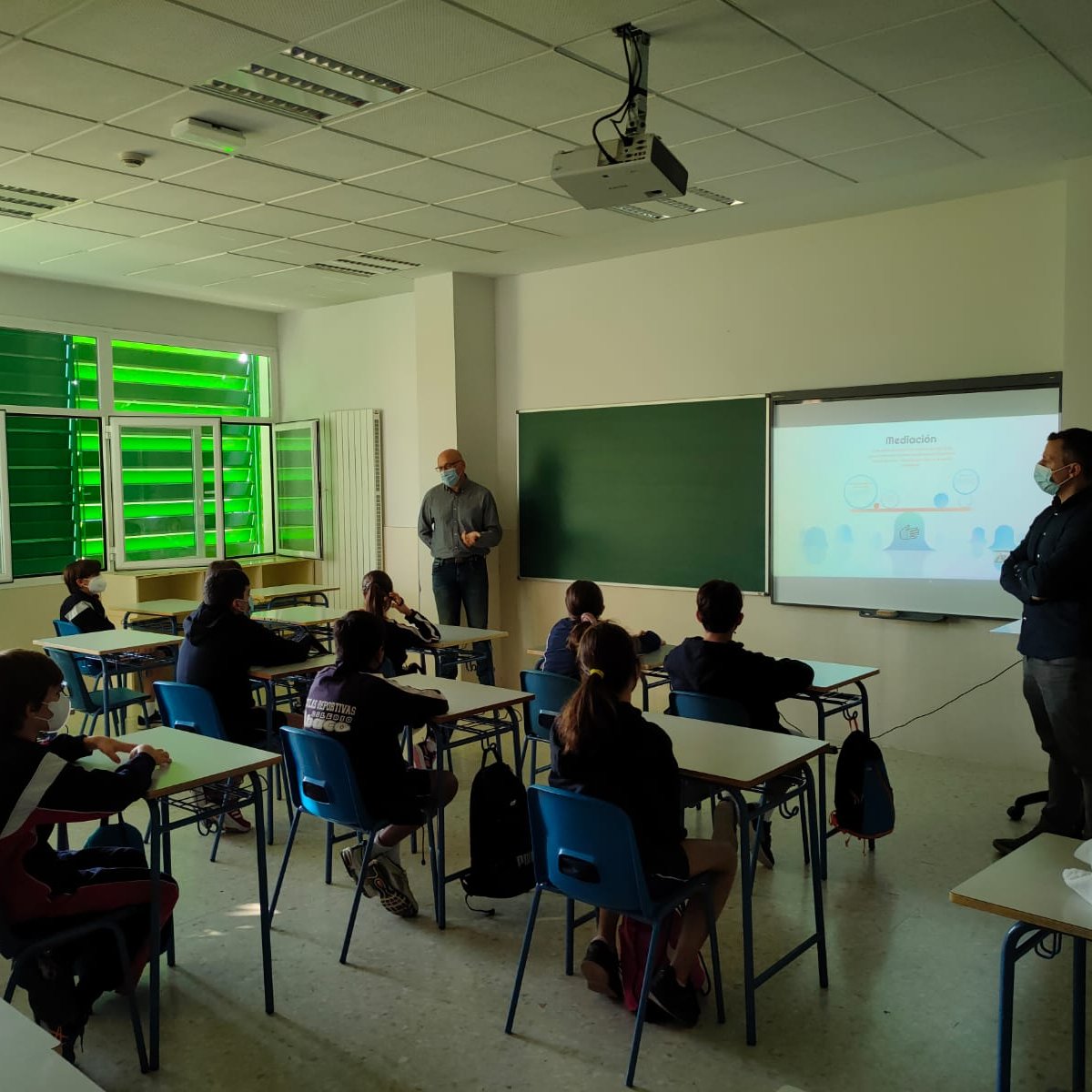 Abacolegio's tweet photo. 📢 Nuestros #AlumnosAyudantes de #EducaciónSecundaria se forman en mediación durante estos días junto a @policiademadrid dentro de nuestro #ProyectoConvive
+ ℹ️ https://t.co/PQcWOeQF1c
#educación #Colegio https://t.co/EYqvDS4Fe5