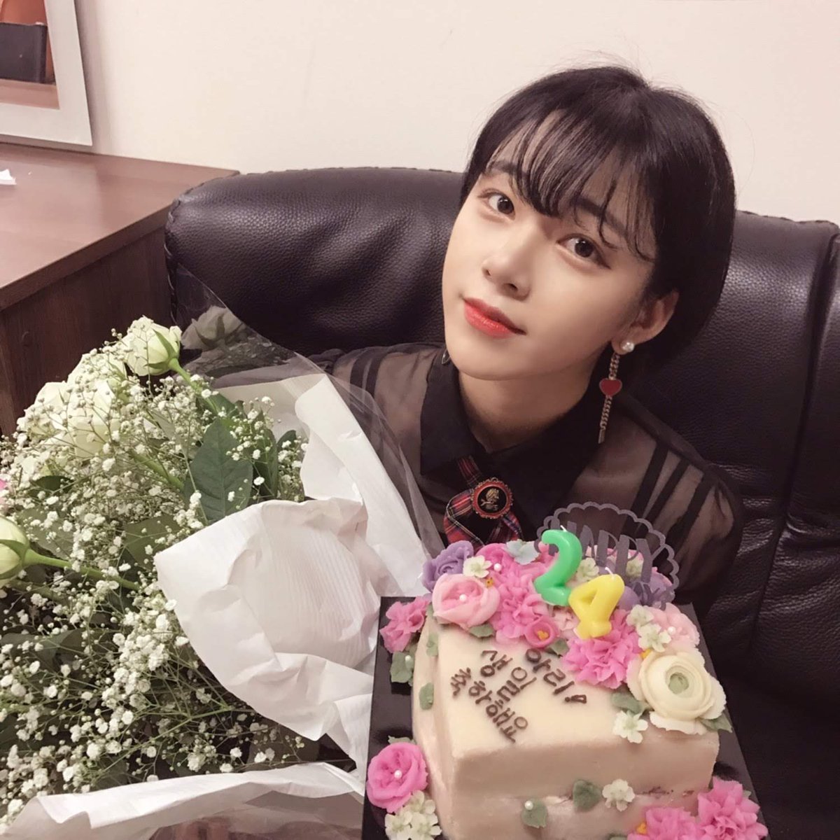BhQv341xkYKSTpM's tweet photo. 1023 happy ari day🎂💐🙌🙌🙌🎁 #tahiti #ari #anso #minjee #miso https://t.co/vuO2hVUoeI