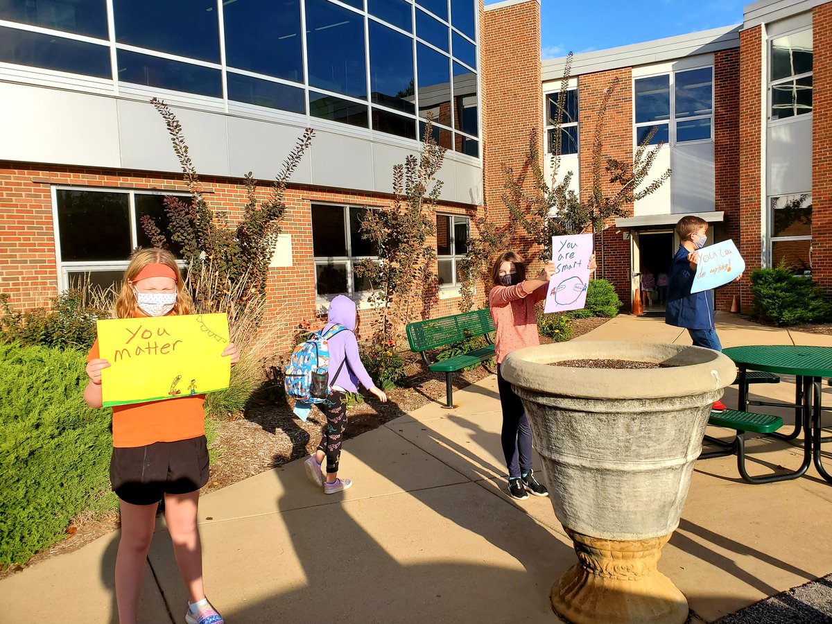 SappFlyers's tweet photo. Sappington 4th &amp; 5th grade students started the morning by spreading kindness with positive messages during arrival. 
#SappKidsRock
#FlyKind
#BeTheGood https://t.co/Ozplk3P14l