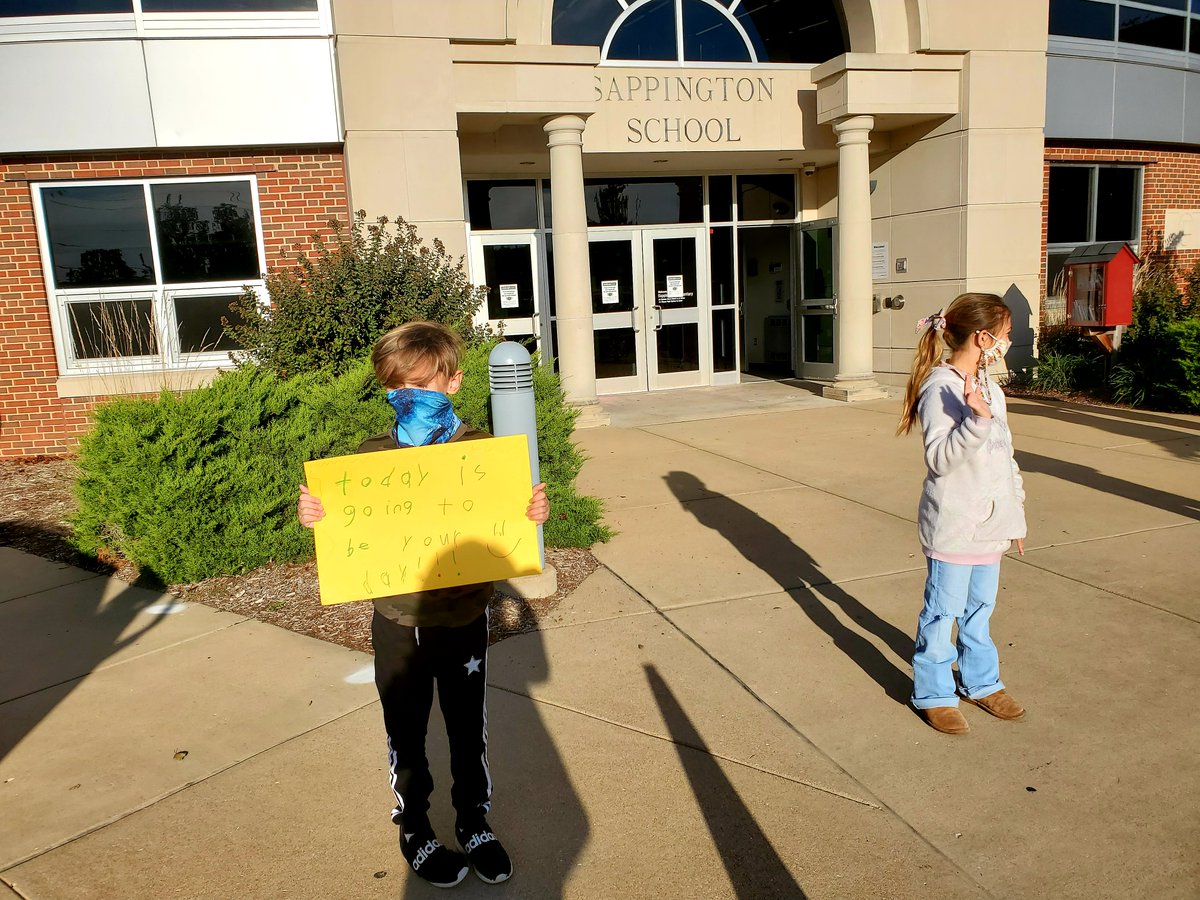 SappFlyers's tweet photo. Sappington 4th &amp; 5th grade students started the morning by spreading kindness with positive messages during arrival. 
#SappKidsRock
#FlyKind
#BeTheGood https://t.co/Ozplk3P14l