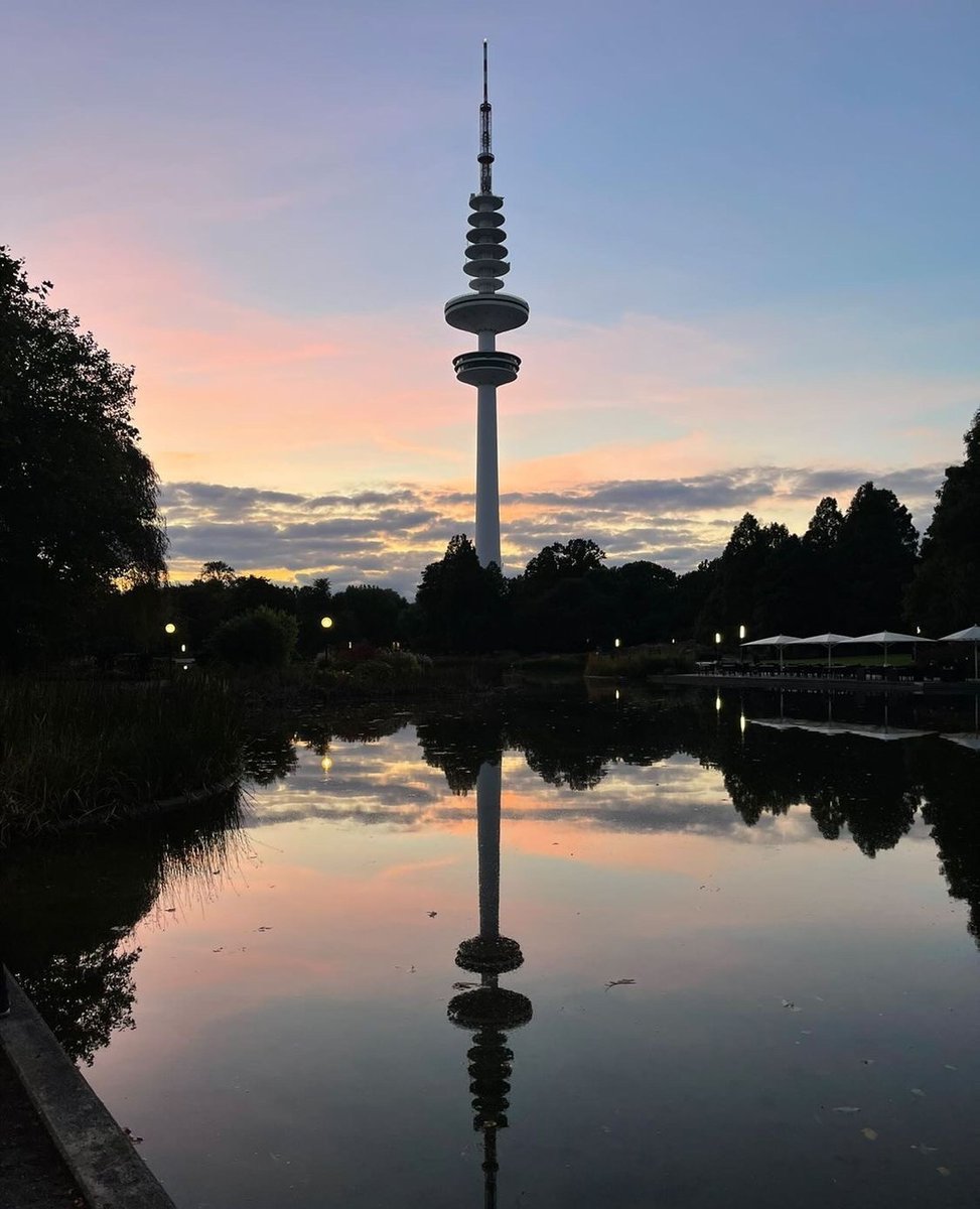 uniscene's tweet photo. Eine Stadt zum Träumen 💕

Danke an @swastik_kash für dieses schöne Foto. Supported seinen Instagram Kanal für mehr kreativen Foto-Content.

--
#hamburg #alster #telemichel #aussenalster #alsterfleet #daemmerung #040 #mood #gutenacht https://t.co/FhepJfer7i