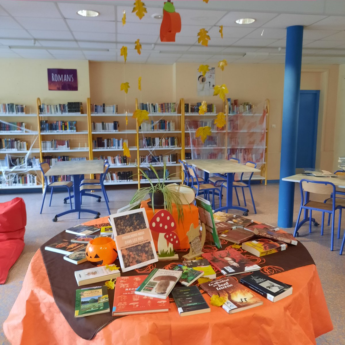 LyceeRothschild's tweet photo. Escape game d'Halloween en anglais et en recherche documentaire pour les 3emes prépa métiers aujourd'hui au CDI. Ils ont réussi en 43mn. https://t.co/Lh0wmi8GU6
