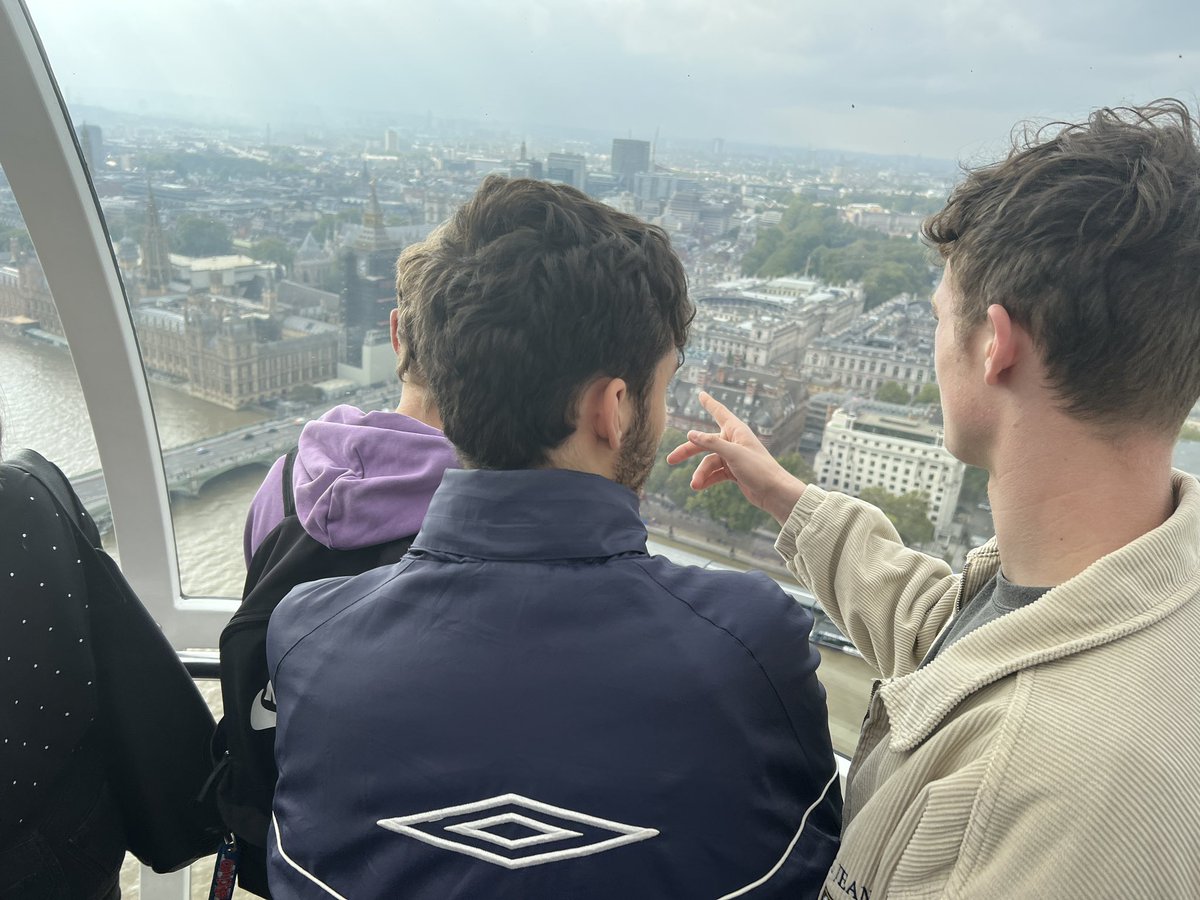 EA_expressive's tweet image. Some fantastic views of London on @TheLondonEye Now for a walk and tour through some iconic London locations. @elizabethanac