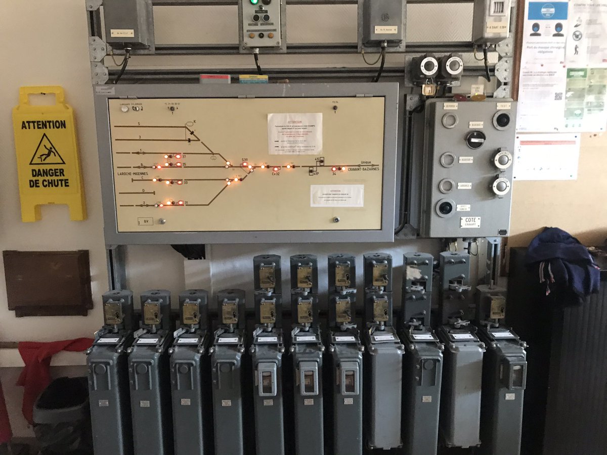 GuilhemRenaudie's tweet photo. Auxerre-St Gervais BV avec son jeu de clés 🔑 et son armoire de serrure centrale 🔐 ! La gestion des circulations est assurée par des professionnels, notamment de la voie unique 🚊 https://t.co/oxtp0RhNvY