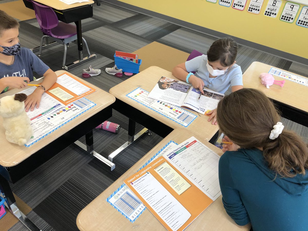 MrsMarkowski's tweet photo. Having excellent collaborative conversations making meaning with words in ELA today! #d6learns @BenchmarkEdu https://t.co/i0WXpRALuC