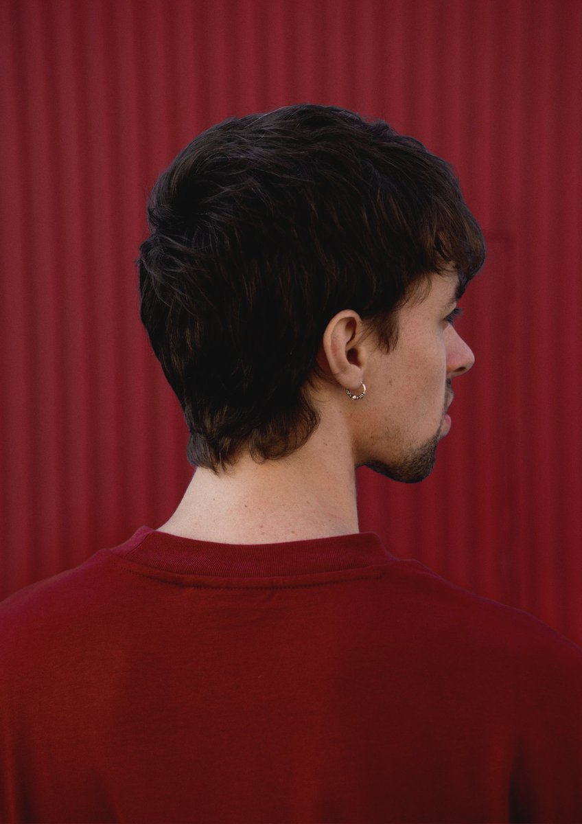 L'acompanya un rellotge que no sap què són les hores. 🕰️⏳