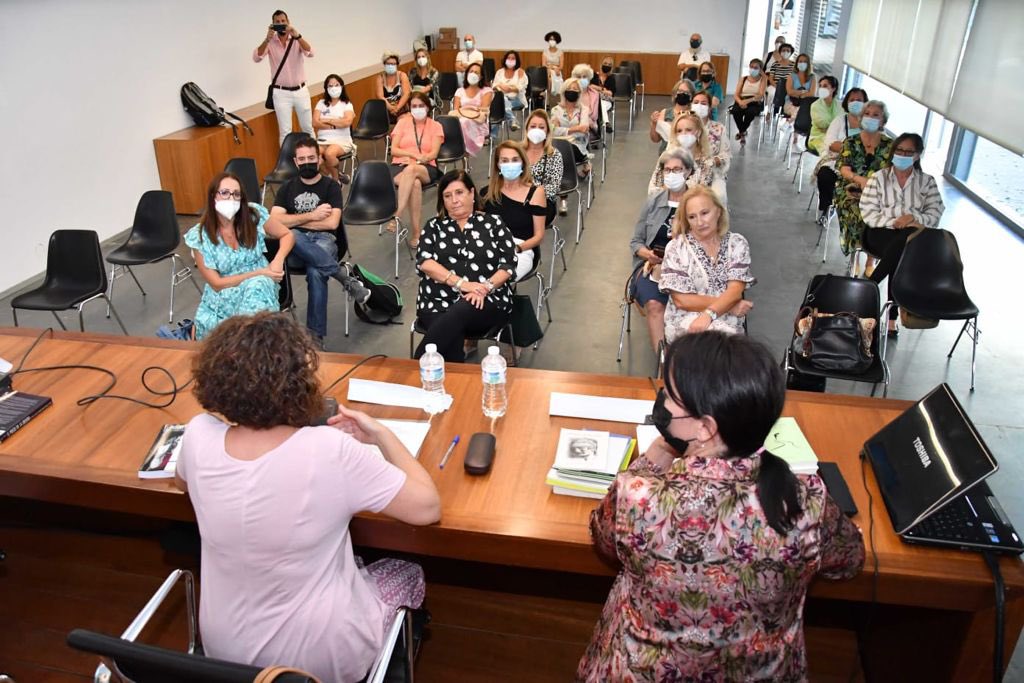 Tomares_es's tweet photo. Hoy disfrutamos en el Salón de Plenos de nuestro Ayuntamiento de esta extraordinaria conferencia por el Día de las Escritoras 📚con @seforavargas_ y @EstherGarboni. 

👉🏻Al acto han asistido también @SilviaHeredia, Maite Garay y Carmen de la Cuesta https://t.co/iTtY6Ix2af