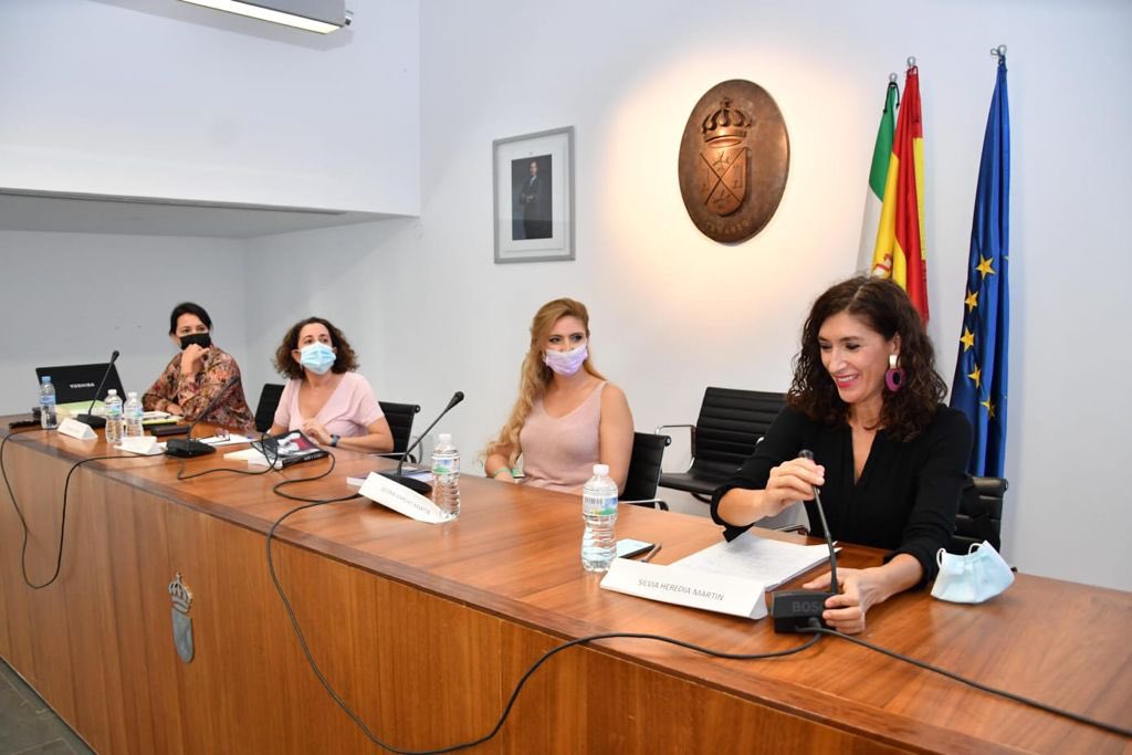 Tomares_es's tweet photo. Hoy disfrutamos en el Salón de Plenos de nuestro Ayuntamiento de esta extraordinaria conferencia por el Día de las Escritoras 📚con @seforavargas_ y @EstherGarboni. 

👉🏻Al acto han asistido también @SilviaHeredia, Maite Garay y Carmen de la Cuesta https://t.co/iTtY6Ix2af