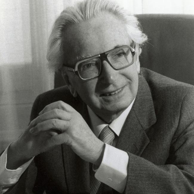 "La persona sana ve lo problemático de su vida, y es normal que sienta la angustia espiritual del hombre que lucha por el contenido de su propia existencia" Viktor Frankl. #psicologia bit.ly/3oRczB1 #VacioExistencial