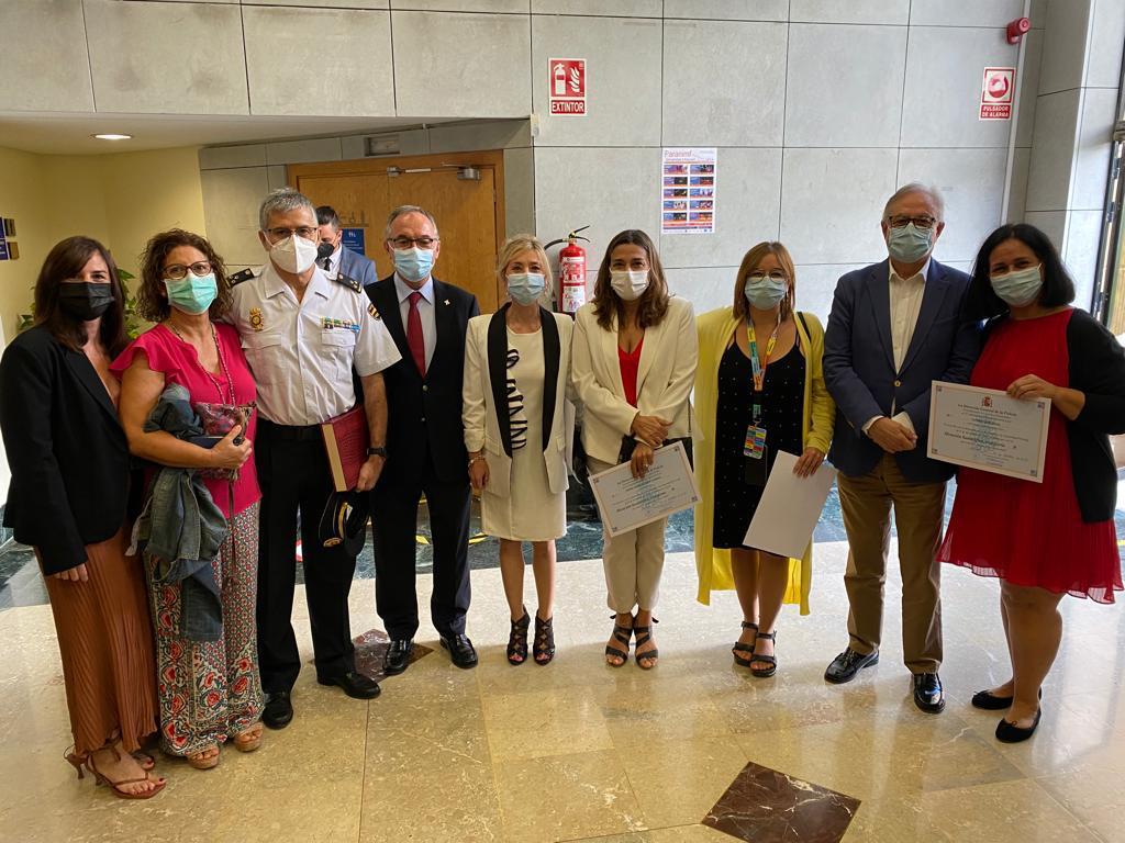 GVAsalualicante's tweet photo. 🎖️5 enfermeras de @GVAsalualicante #Urgencias #UCI #UEI reciben menciones de honor el Día de la Seguridad Privada. También, el coordinador de la empresa de Seguridad obtiene un reconocimiento y una placa a su equipo al completo.👏¡Enhorabuena!
@ESA_CV @subdelAlicante @GVAsanitat https://t.co/jefc42X3Yx