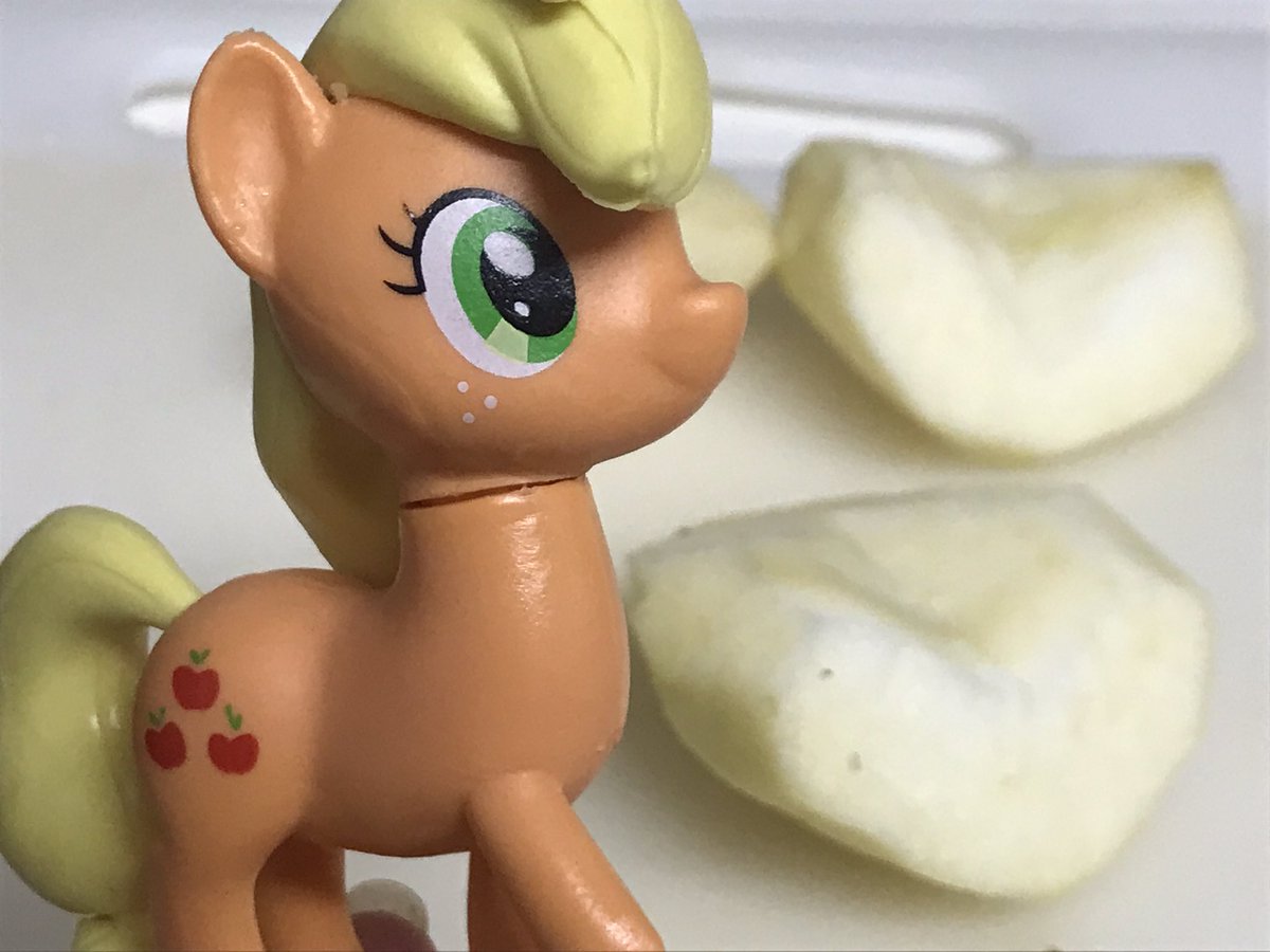 RaphaelWs02's tweet photo. 寒いのでアップルジンジャー作って飲む😁🍎🍏グリューワインも飲みたいね🍷

#mylittlepony #Applejack #appleginger https://t.co/HulhsINAWI