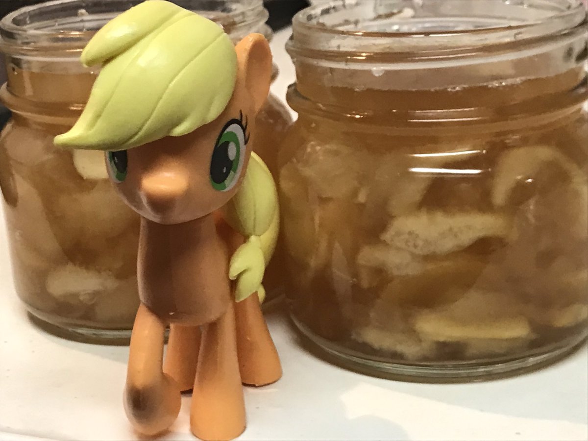 RaphaelWs02's tweet photo. 寒いのでアップルジンジャー作って飲む😁🍎🍏グリューワインも飲みたいね🍷

#mylittlepony #Applejack #appleginger https://t.co/HulhsINAWI